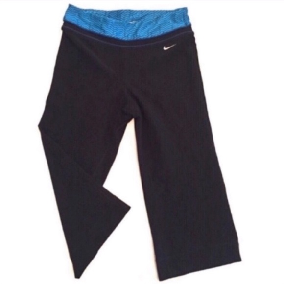 🆕 Nike black & chevron straight leg capris… - Picture 2 of 9